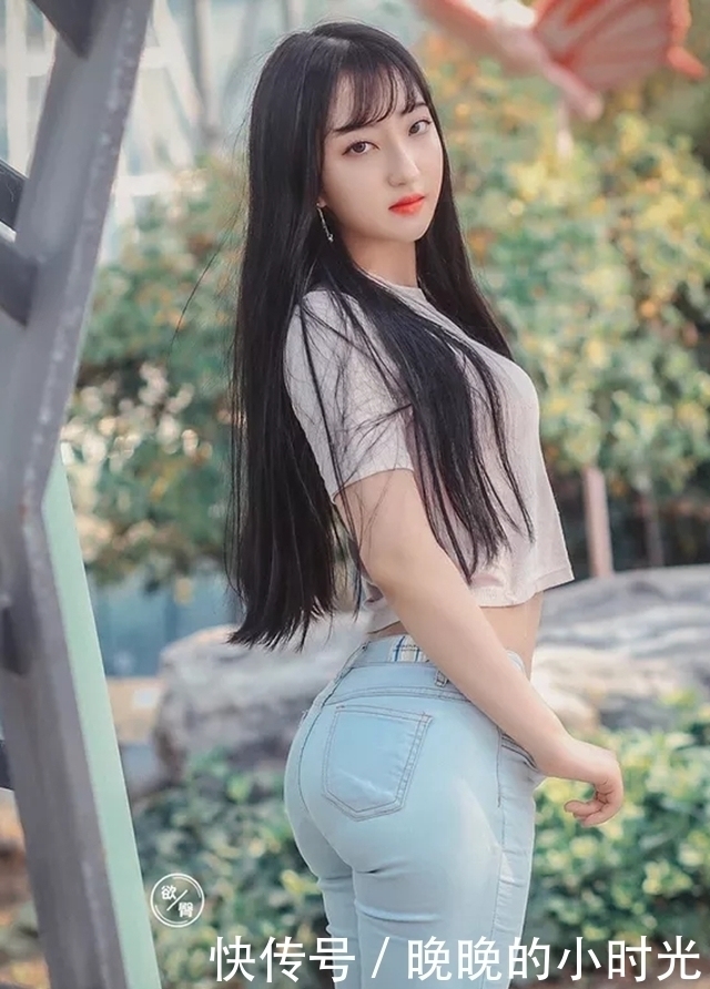 中年女人真会保养,牛仔裤搭配打底衫,像个年轻的辣妈!