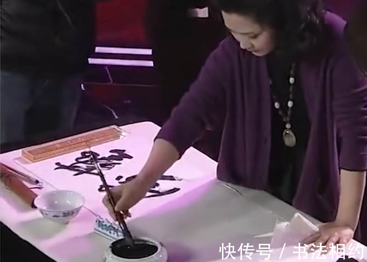 四个字&何赛飞大秀榜书“艺海无涯”,遒劲有力,行云流水,气韵生动