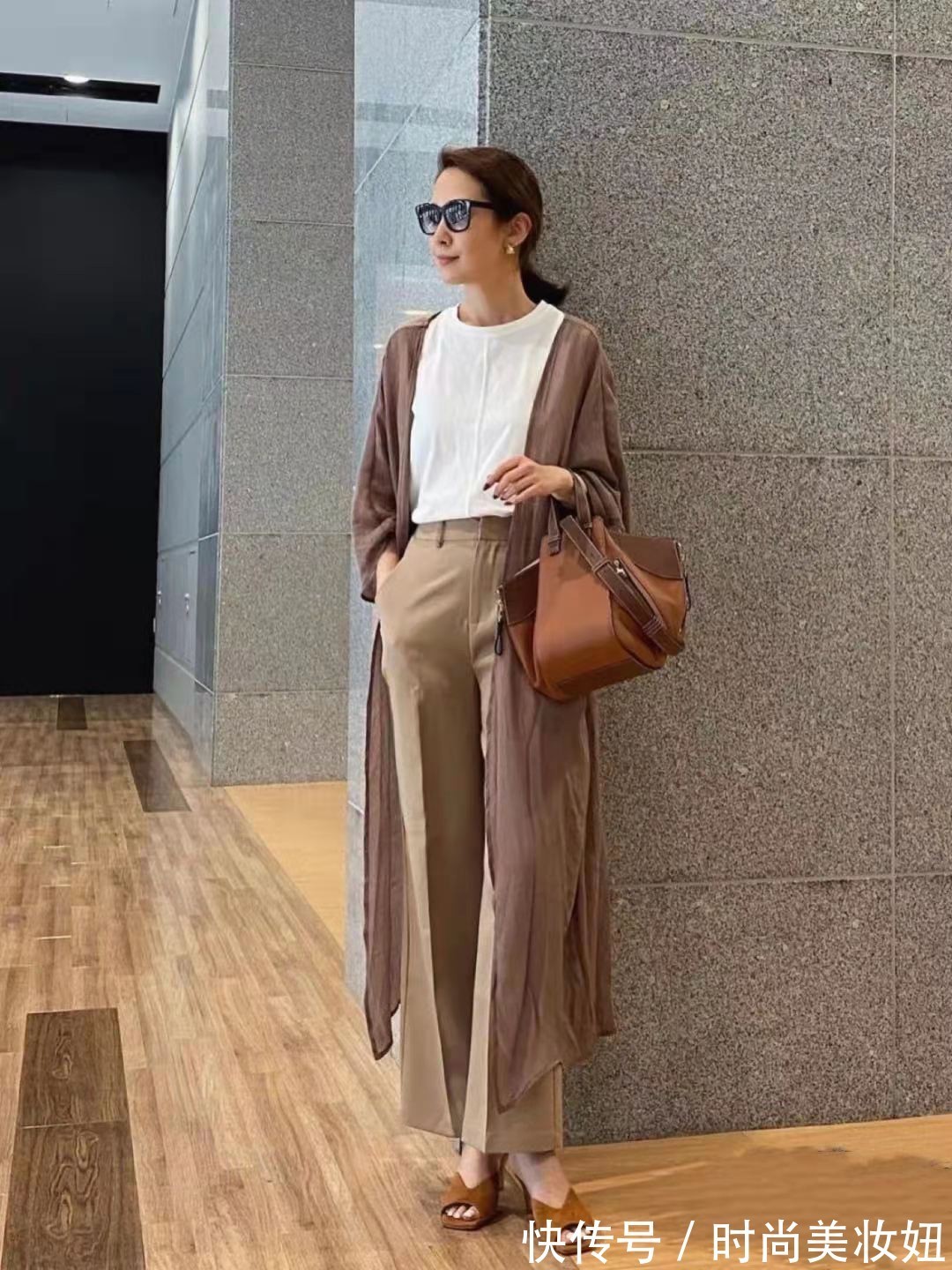 搭配|女人一旦过了40岁,穿衣别“花哨”,学简约穿搭更显高级感