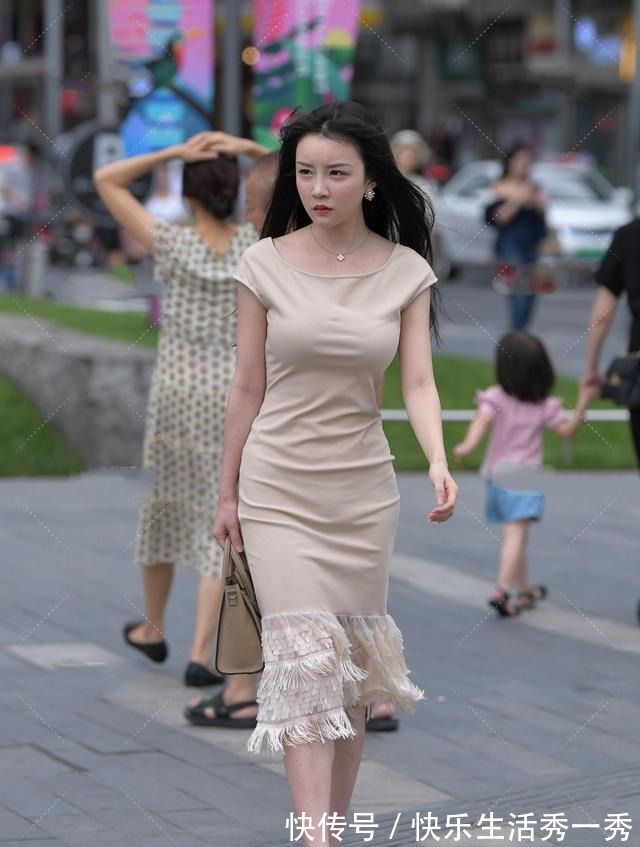 时尚 新潮而高贵，优雅大方的服装，演绎您内心的氛围！