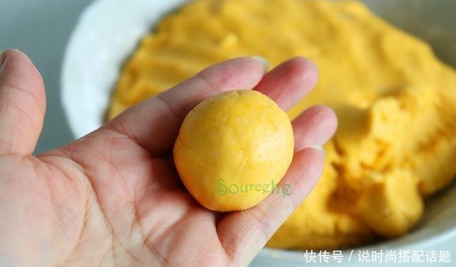 这个南瓜饼太好吃了!不加一滴水,软糯香甜,隔三差五就馋它