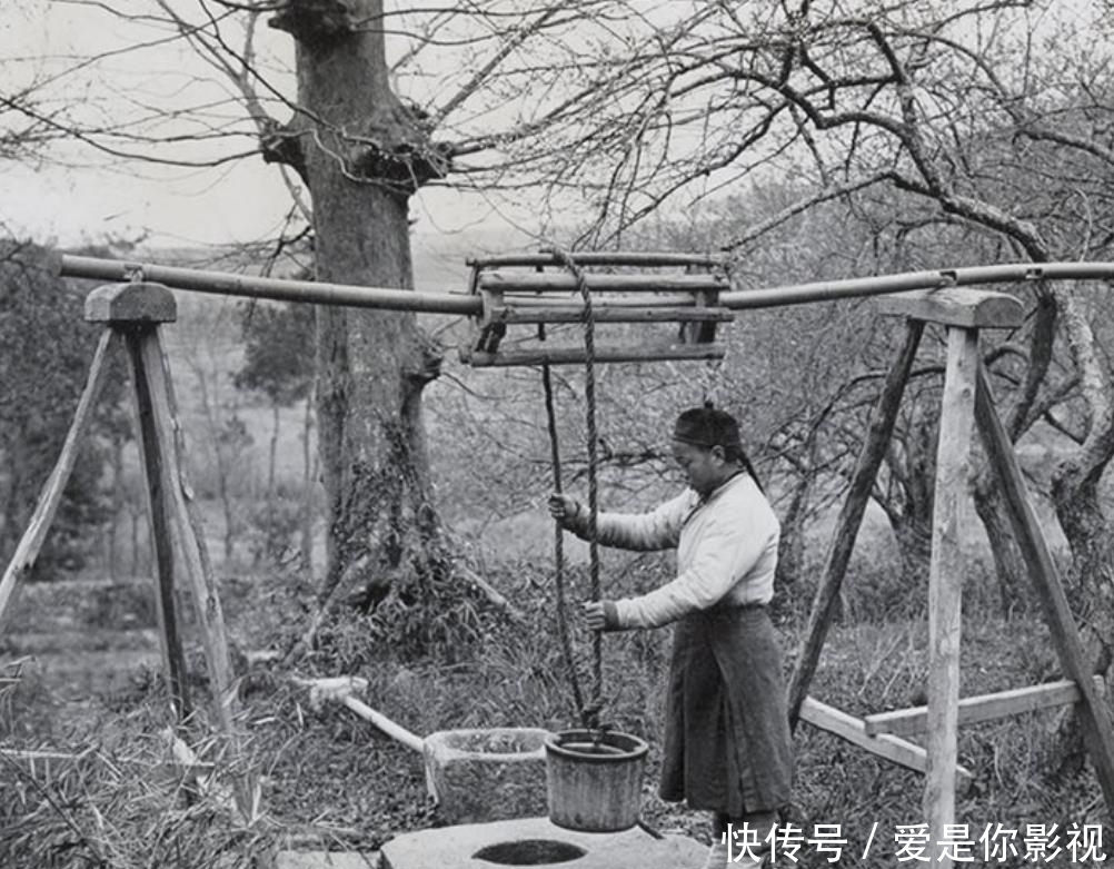 运河|晚清老照片：寺庙台阶上的老人，运河两岸的房屋