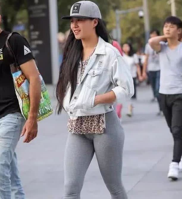 曲线 丰盈又高挑的紧身打底裤小姐姐, 身材圆润, 曲线优美!