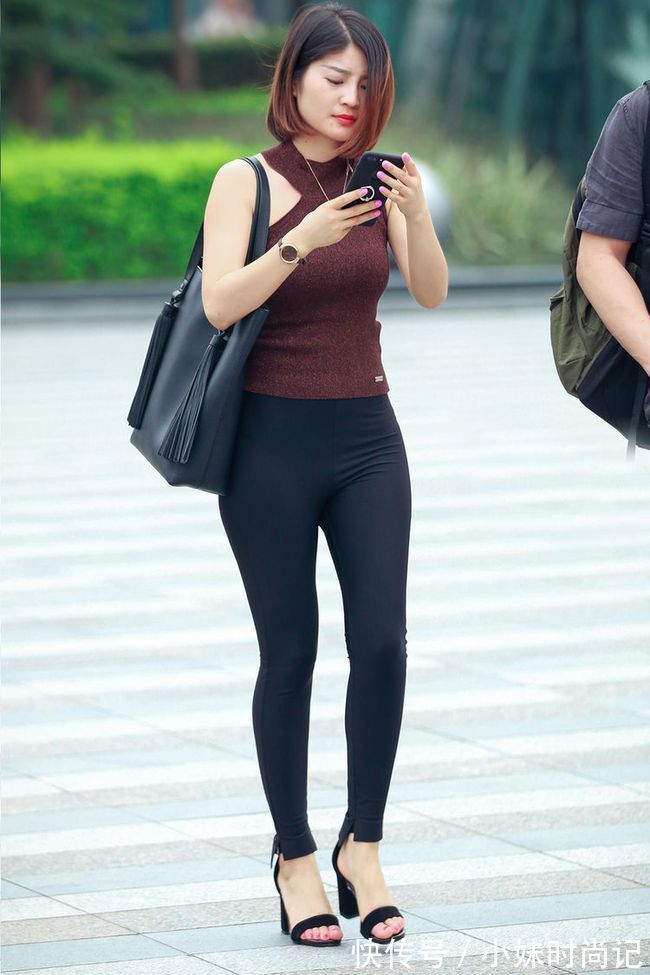 枣红色|紧身的打底裤,配个性小衫,穿出清凉显瘦的感觉,时尚又美丽