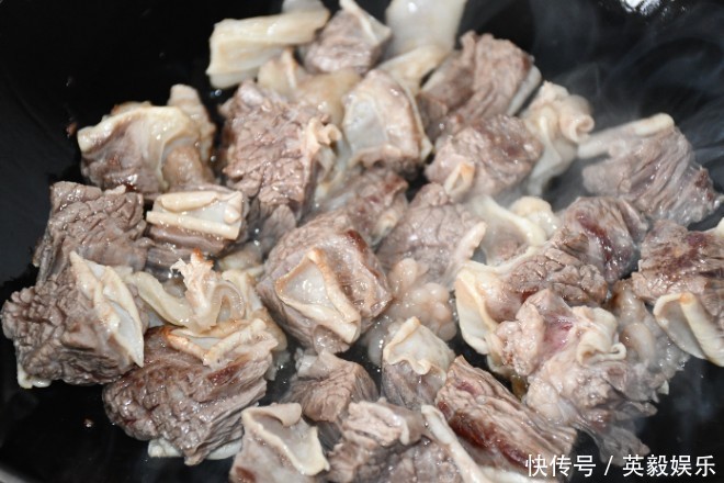 做番茄牛腩,直接煮就错了!多加30克它,牛腩更入味,汤汁更浓郁