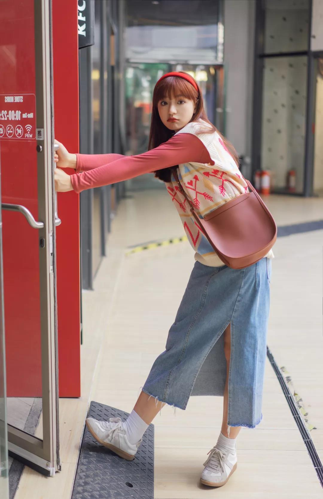 下半身|秋季如何穿搭?牛仔外套搭配半身裙,普通女生也能穿出高级感