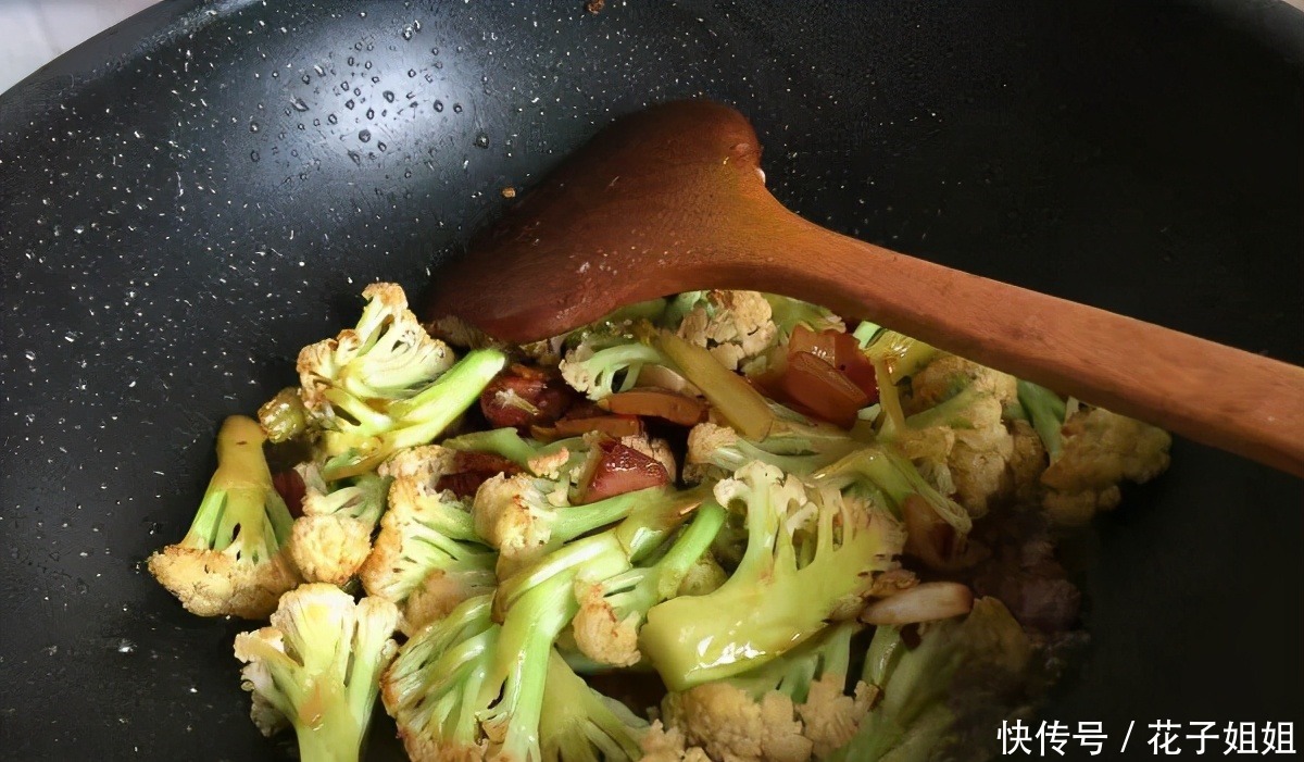 花菜有人焯水,有人直接下锅炒,都错了,看饭店大厨是如何做的
