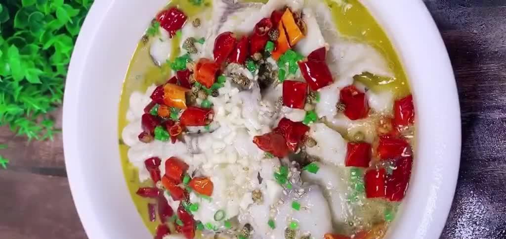 酸菜鱼的做法，如何调味是“重点”，鱼片黄嫩不腥，酸辣不腻