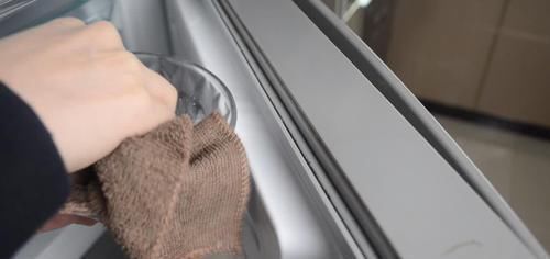 冰箱封条发霉了别再用酒精擦了, 用它一擦就干净, 越早知道越好