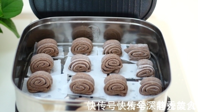 只需一根筷子，轻松做出层次分明，松软香甜的花卷，家人特爱吃