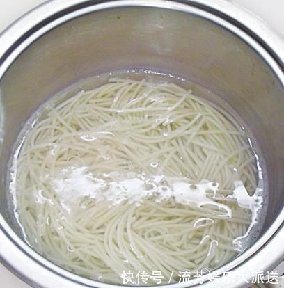 丝瓜|用这种小鱼做面汤,无骨无刺高蛋白,宝宝长身体要多吃