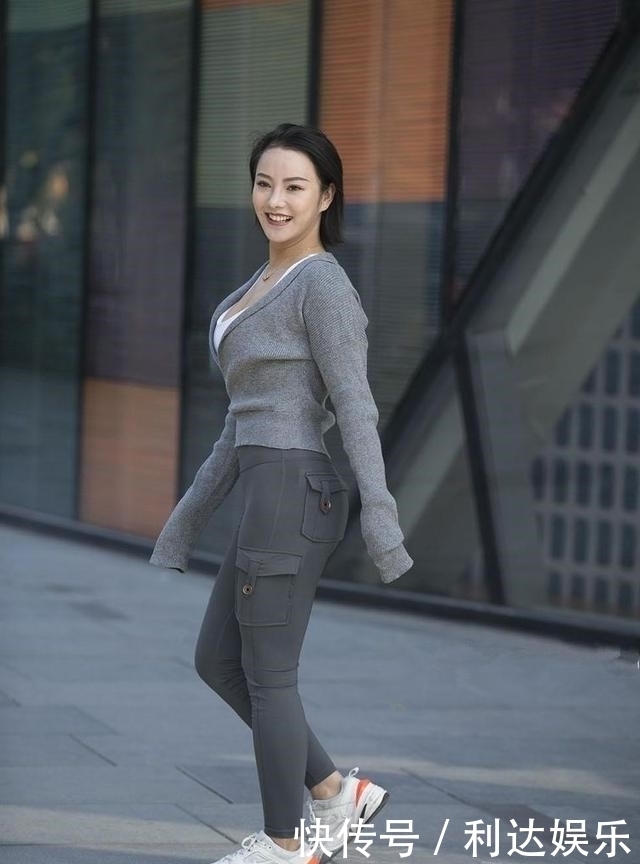 路人街拍，小姐姐留一头简洁的短发，看起来干练而有气质