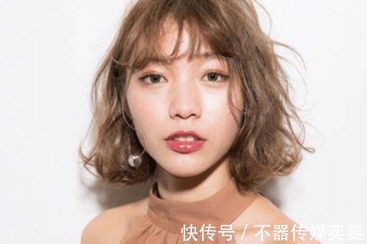 直发VS卷发:风情美和知性美之间的比拼,你到底适合哪种?