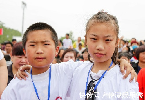 生双胞胎|30多对双胞胎相聚农村景区,还有一四胞胎,看看他们长得像么