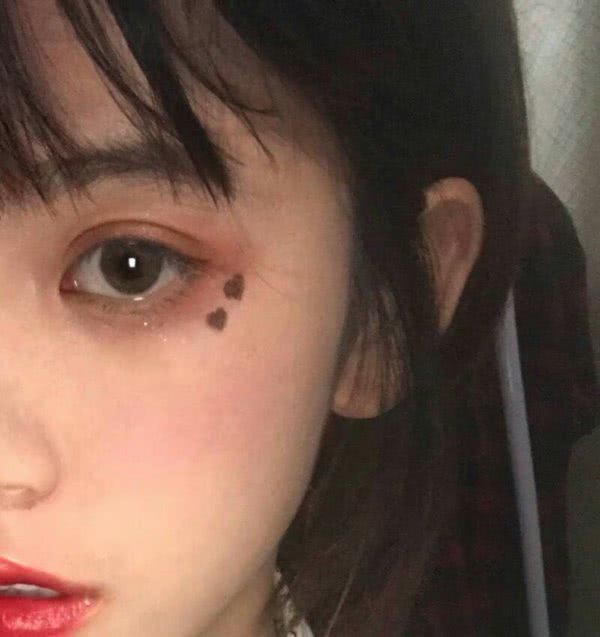 轻松|女生若想拥有“卡姿兰大眼睛”,可以坚持这3习惯,轻松逆袭成校花