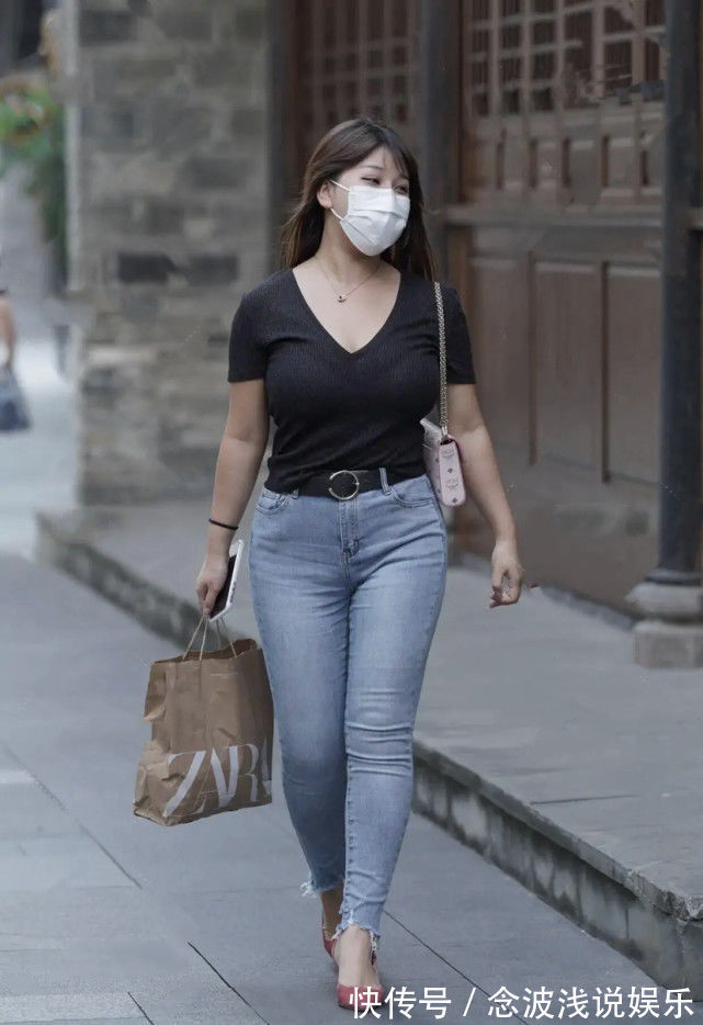 喇叭裤 白色上衣配牛仔裤,版型个性且独特,穿出一股时尚感