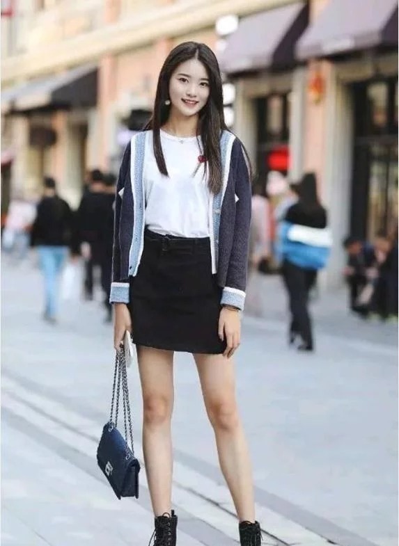 街拍：小姐姐身穿黑色吊带连衣裙，修长的美腿让人羡慕不已