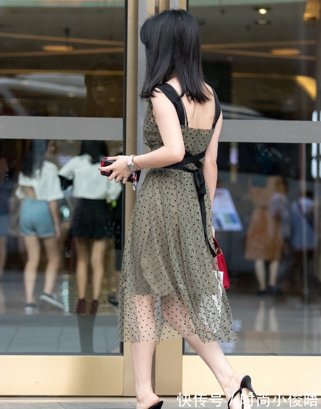 气质|气质女生穿时尚裙装,雅致又高级,轻松展现出了靓丽出众的美