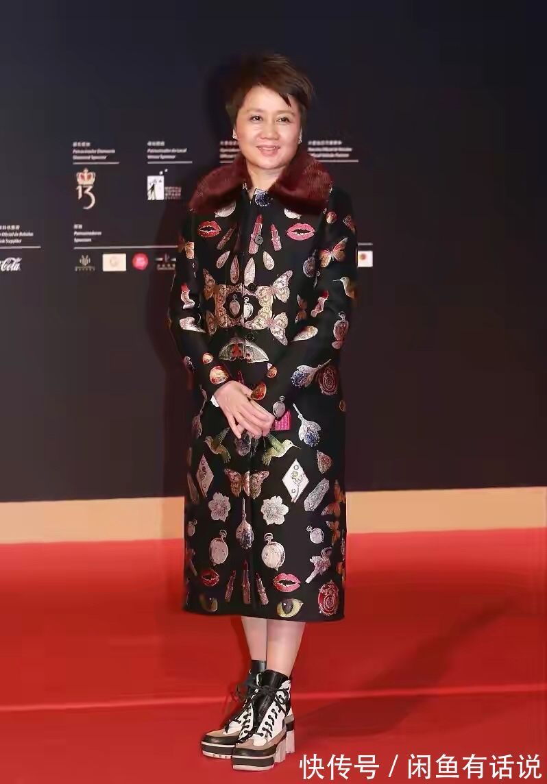 印花|赌王四太不服老,穿那么花的“睡衣”就出门,大红大绿还挺显年轻