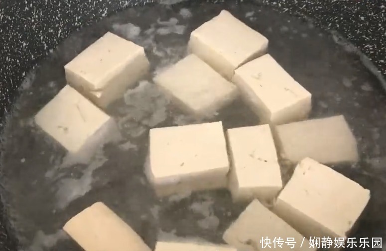  早上|豆腐又出新吃法，做法简单，外酥里嫩，早上花几分钟做一大盘