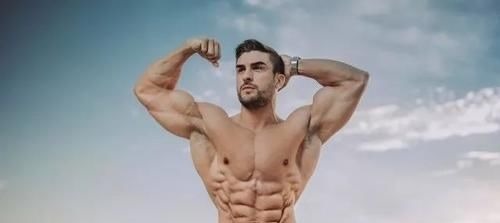 肌肉|谁说背部肌肉线条不容易雕刻?一对哑铃练出你的背部线条