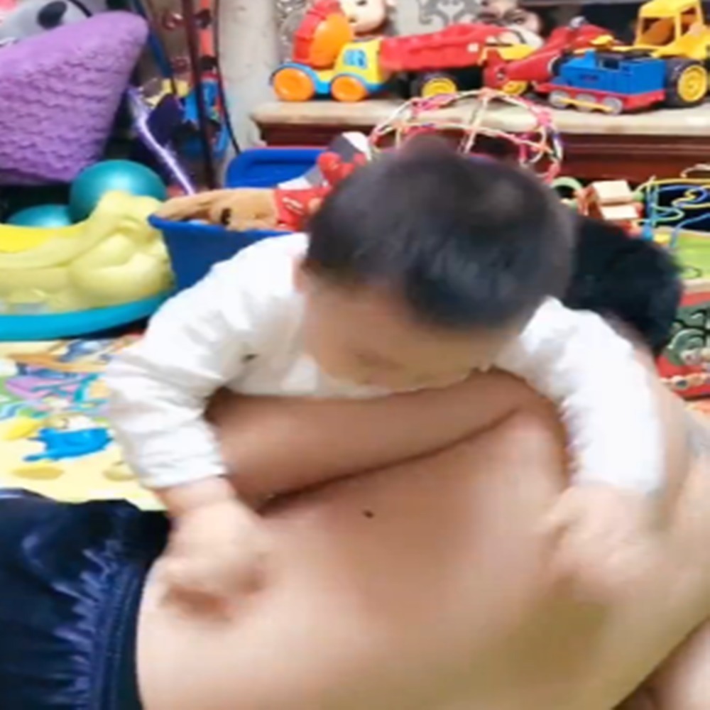 爸爸|爸爸假装打妈妈,萌娃的反应让爸爸心碎,妈妈直呼:没白疼
