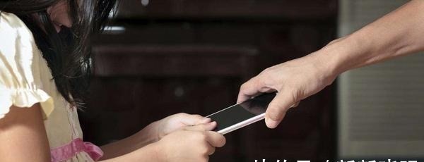 平板电脑|5岁男孩沉迷玩手机,黑眼珠逐渐“消失”,医生这孩子废了