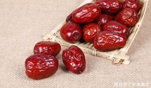 晨起后,一杯“红枣姜茶”,一段时间后,这3个变化或许不请自来