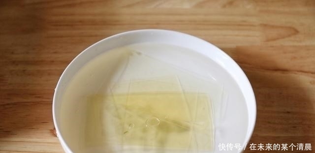 用牛奶搭配做个甜品，味道香营养好，老公孩子抢着吃