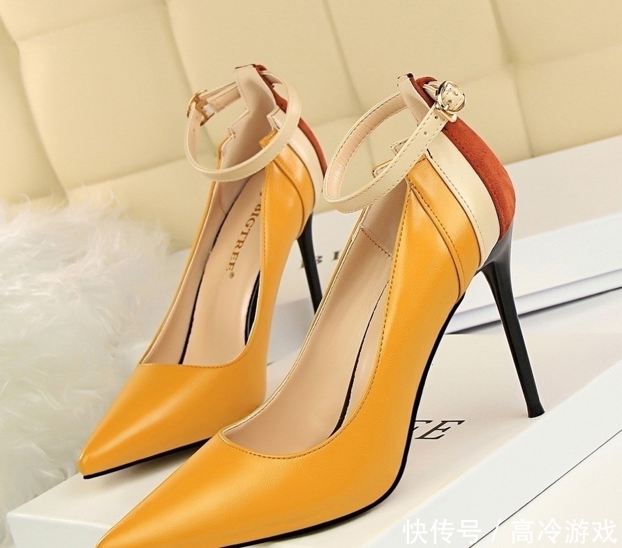 尖头 女人身材丰满,就要穿这种高跟鞋,性感妩媚,显高显瘦,贼美