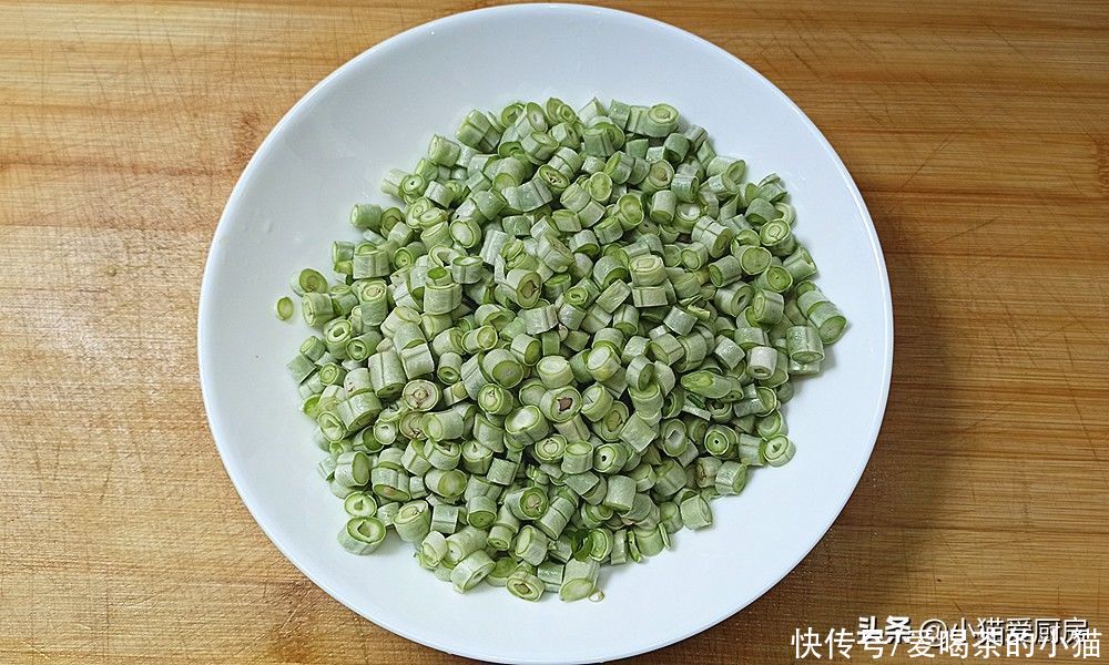 肉末|教你“肉末豆角”这么做，成菜酸甜微辣，用它来下饭相当的过瘾