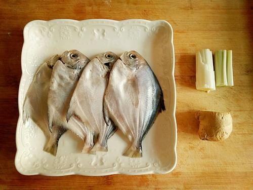 香煎小鲳鱼：别看这鱼不大点，但煎完的香味是真大