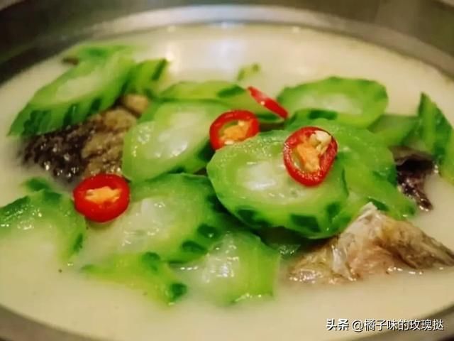 丝瓜鲫鱼汤|做法超简单的家常菜推荐：红烧油豆腐，丝瓜鲫鱼汤，蒜苗啤酒鸭