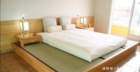 卧室|卧室里不要傻傻放大床,头一次见这种地台床,真懊悔我家装太早了!