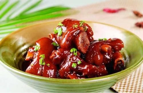 美食优选：红烧猪蹄，清爽小炒，葱油鸡，蘑菇炖肉的做法