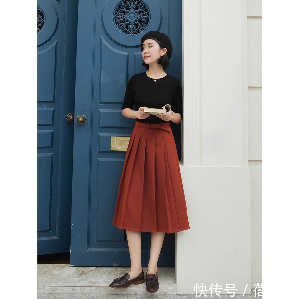 红黑|秋天穿衣色彩怎样搭配才时髦?穿搭公式“红+黑”,高级又洋气