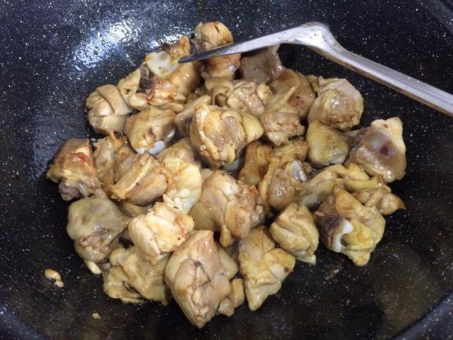 做黄焖鸡时需不需要焯水做错这一步,肉质又柴又不入味