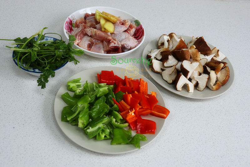  旺火煮沸|鸡肉和香菇天生一对，焖一焖，下酒又下饭，连菜汁拌饭都很香！