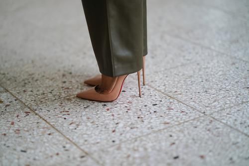 气场 高跟鞋还是得穿彩色的,不仅显嫩还酷炫,看着就贵多了