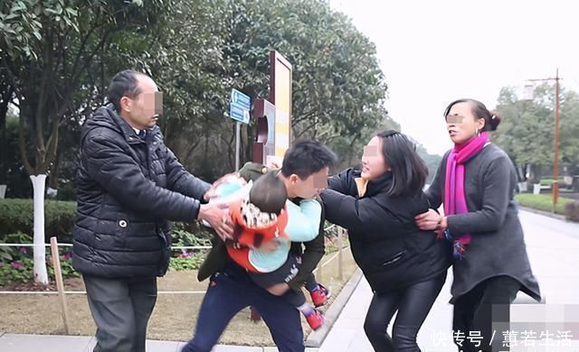 安全意识|父女俩到餐厅吃饭，到餐厅点了两道菜，老板听后偷偷到后厨报警