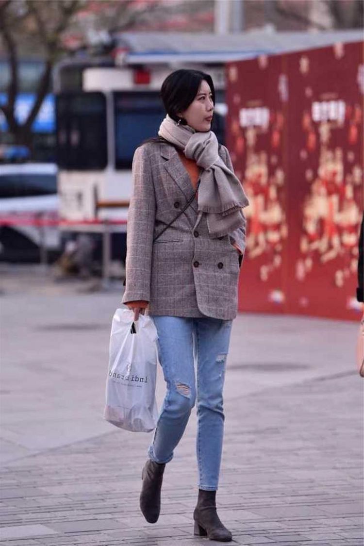 女人|街拍：女人特别是在穿连衣裙的时候，自带优雅气质