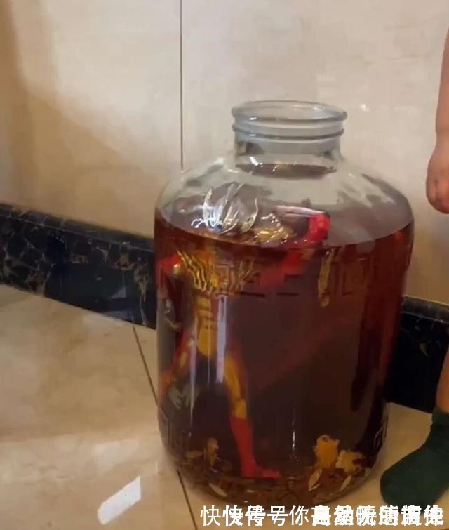 奥特曼|爷爷泡了10年的药酒,被孙子泡了“奥特曼”,爸爸还能不能喝