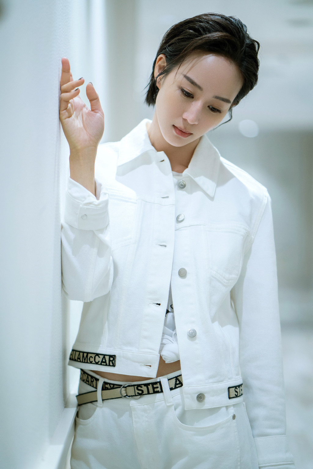 连衣裙|张钧甯是“酒杯”身材绝了, 穿白色连衣裙高挑纤瘦, 真有“料”