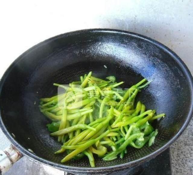 因为原料采用朝天椒，这种朝天椒有淡淡的辛辣味道，但香味很浓