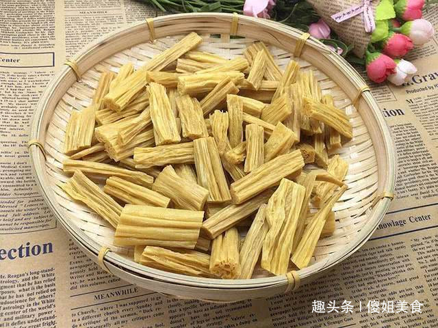 泡腐竹，最忌直接用水泡，缺1步，难怪腐竹外烂内硬不好吃