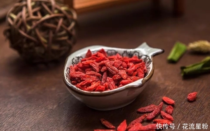 白捡|晨起后,每天喝杯“枸杞水”,可能会白捡4个“礼物”,不妨一试