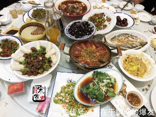 孩子|孩子3周岁宴席,880元标准上了27道菜,客人吃完竟说贵了