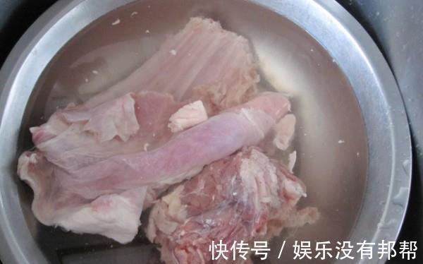 洗猪肉万万不可用清水，越洗越脏，学会这1招，脏东西自动跑光光