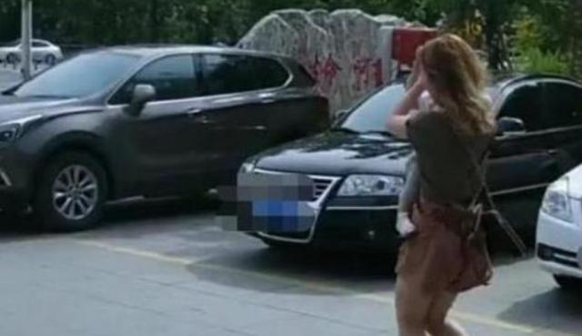 小恶魔|妈妈抱儿子出门,刚出小区就捂住孩子双眼,其他家长又学到一招