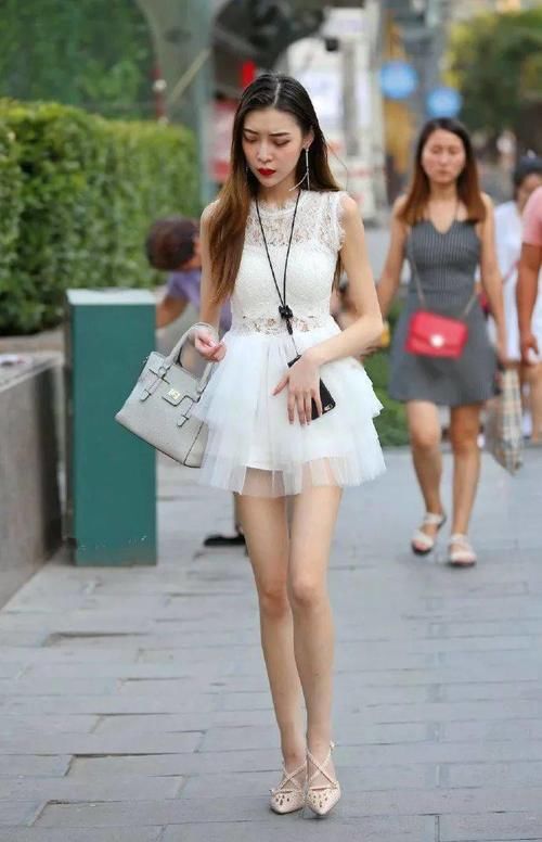 美女脚上穿上一双裸色的尖头高跟鞋，让她看上去更加的小资迷人